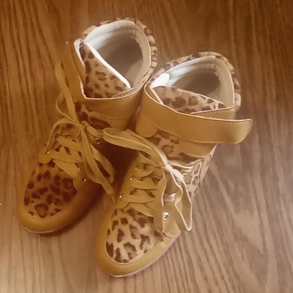 Euc wedge sneakers - Picture 2 of 3